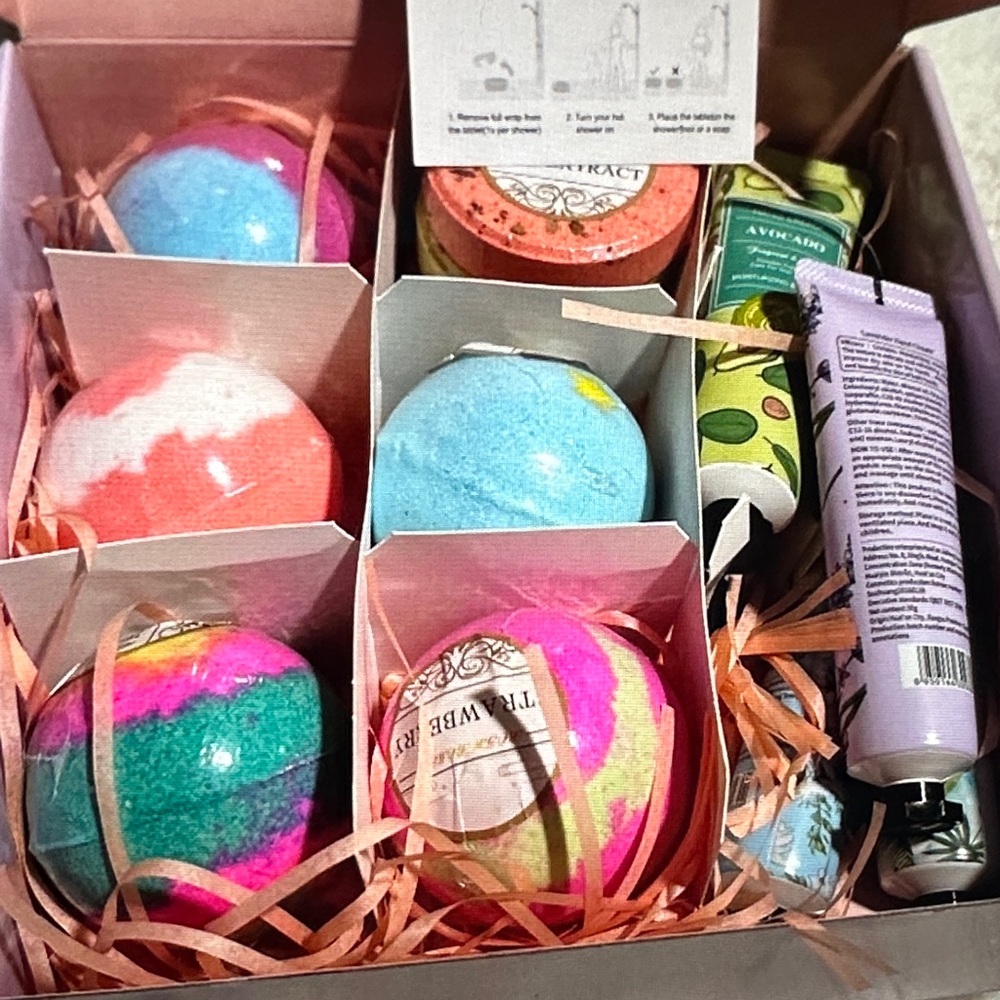 Colorful Bath Bomb -lotion set   New in box